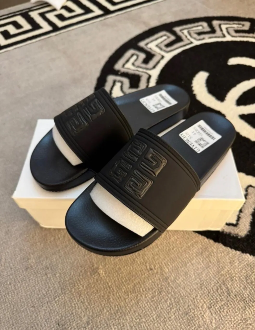 Photo de Galerie 4 - Petites Annonces | Male Slippers, Bastos, Yaoundé, Cameroun | Vêtements, chaussures et autres  > Chaussures pour hommes