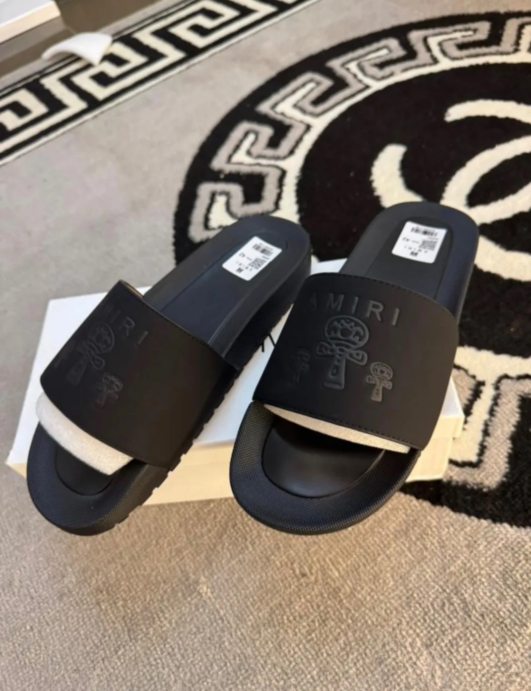 Photo de Galerie 5 - Petites Annonces | Male Slippers, Bastos, Yaoundé, Cameroun | Vêtements, chaussures et autres  > Chaussures pour hommes