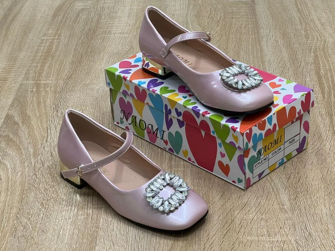 Photo Principale - Petites Annonces | Your Christmas Shoes Are Here, Bonduma, Buea, Cameroun | Vêtements, chaussures et autres  > Chaussures pour filles