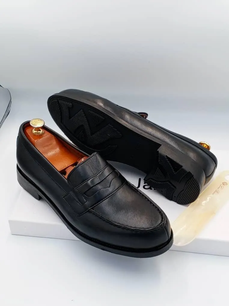 Photo de Galerie 2 - Petites Annonces | Step Into Style With These Unique Leather Loafers! 👞🔥, Bonduma, Buea, Cameroun | Vêtements, chaussures et autres  > Chaussures pour hommes
