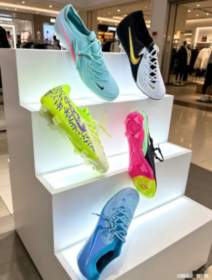 Main Photo - Marketplace | Football Boots, Biyemassi, Yaoundé, Cameroon | Clothing, Shoes, & Others  > Men's shoes