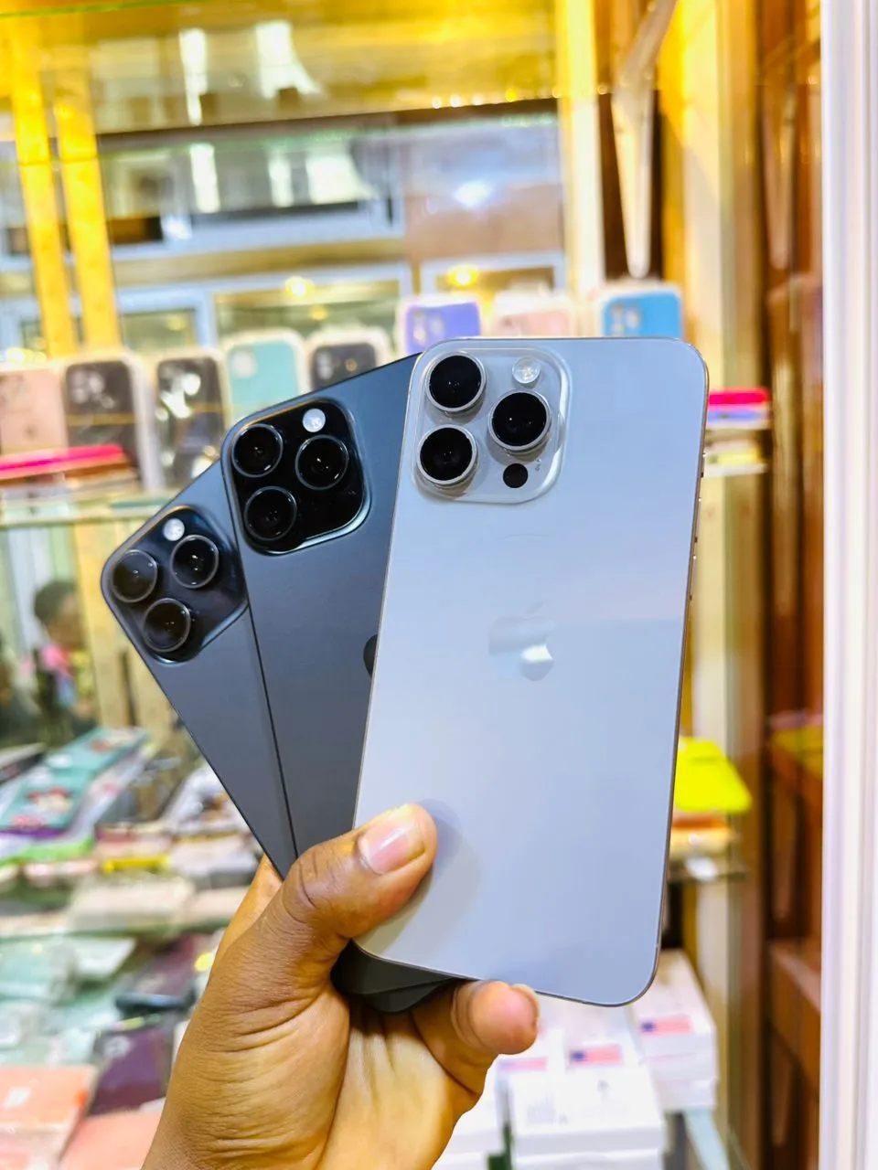 Gallery Photo 2 - Marketplace | Iphone 15 Pro Max, Akwa-dubai, Douala, Cameroon | Electronics & Media  > Cell phones & Accessories