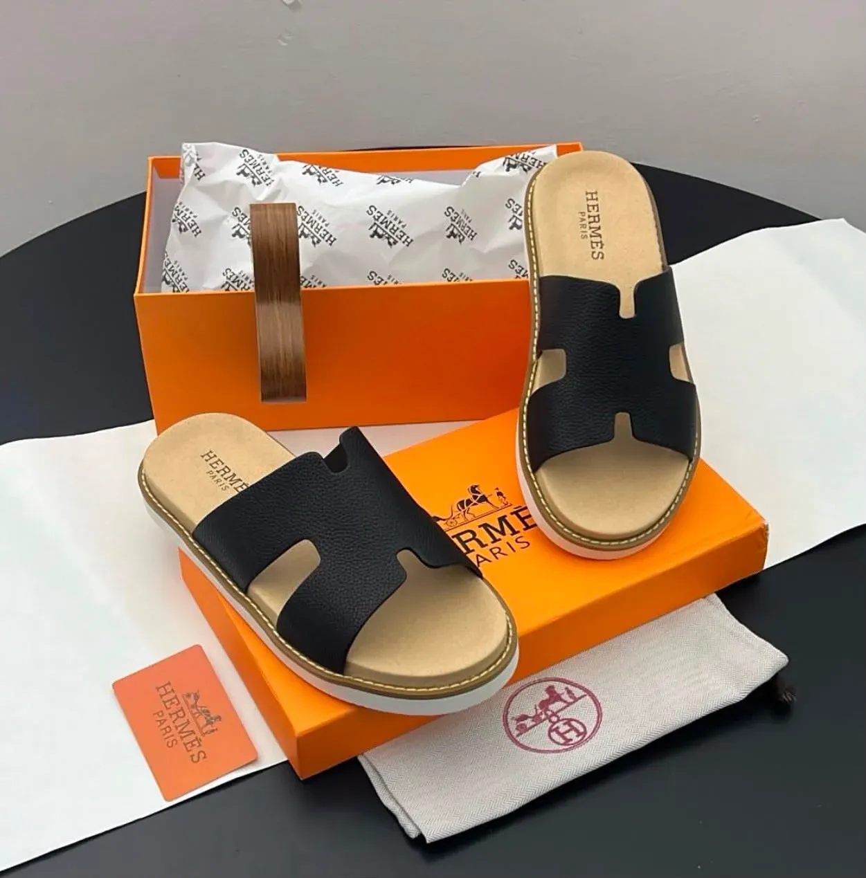 Photo Principale - Petites Annonces | Sandales Pour Hommes, Nkololoun, Douala, Cameroun | Vêtements, chaussures et autres  > Chaussures pour hommes