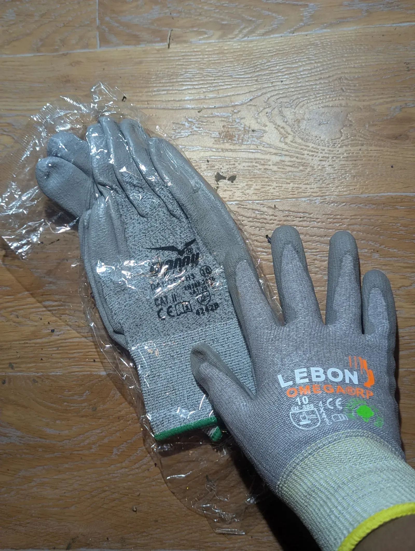 Photo Principale - Petites Annonces | Work Gloves (Les Gangs De Travail), Makepe II, Douala, Cameroun | Services et autres  > Autres annonces