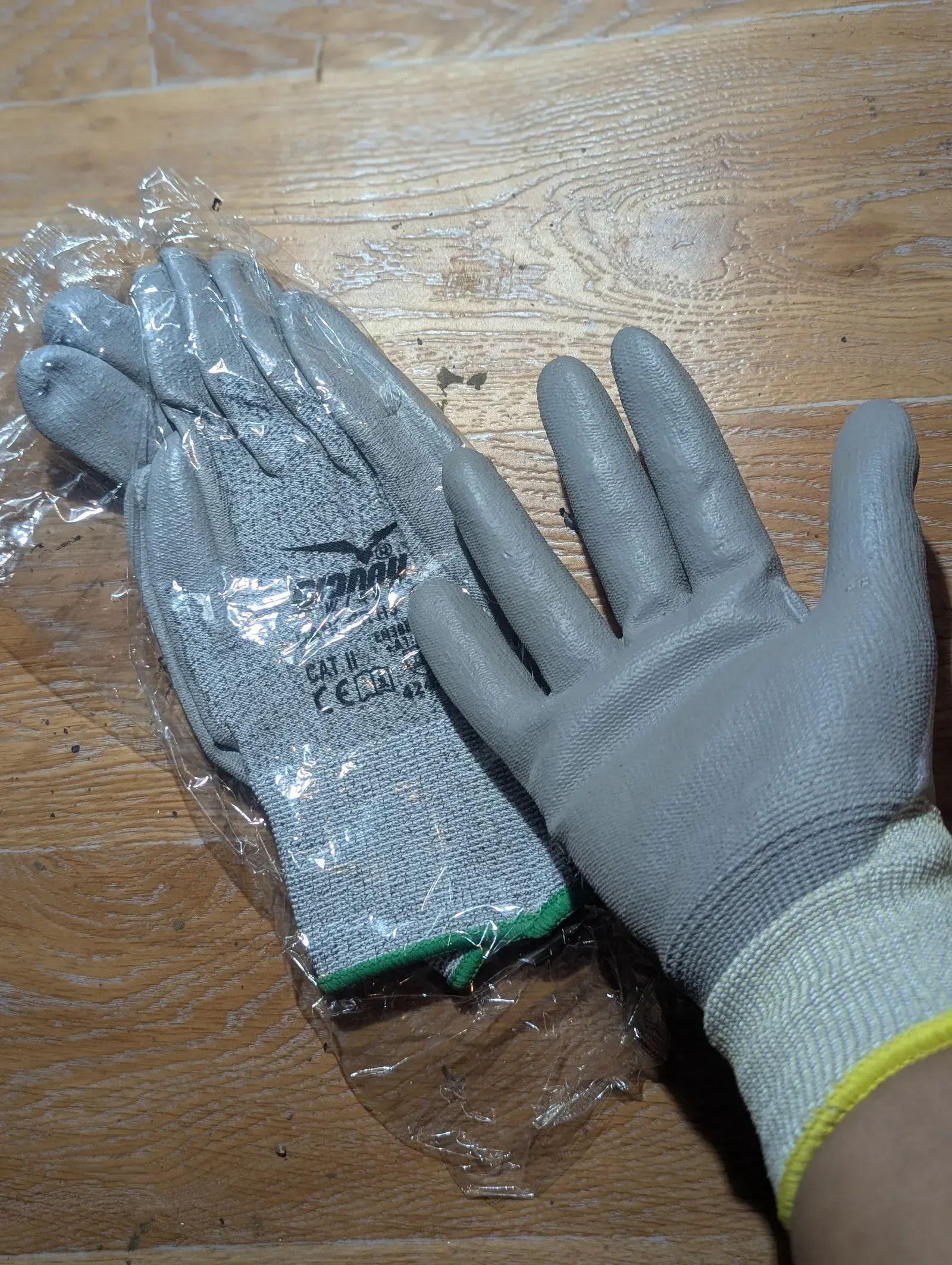 Photo de Galerie 1 - Petites Annonces | Work Gloves (Les Gangs De Travail), Makepe II, Douala, Cameroun | Services et autres  > Autres annonces
