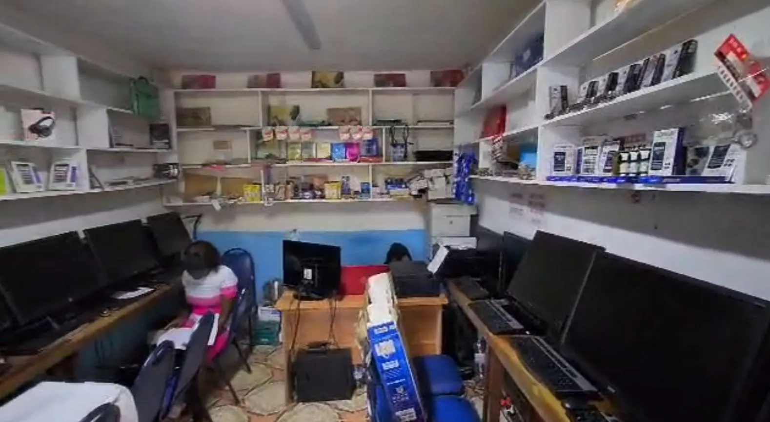 Photo Principale - Immobilier | Bureau À Vendre | Urgent – Computer Training Center, Documentation & Computer Accessories Shop For Sale, Miss Bright Street - Muea, Buea, Cameroun